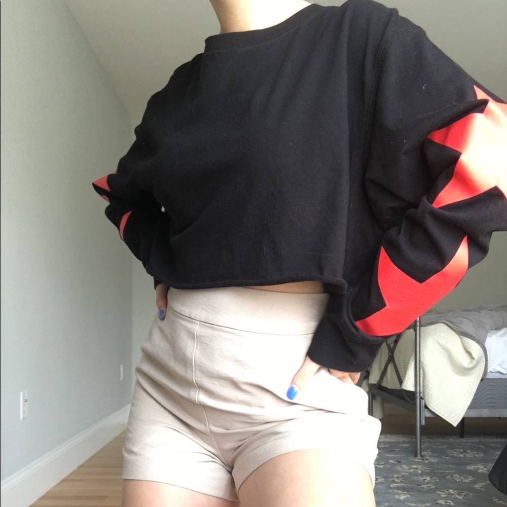 black long sleeve crop top with red stars